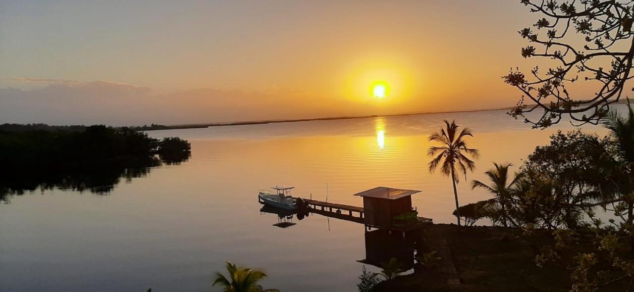 Dolphin Bay Hideaway Bed and Breakfast Bocas del Toro Buitenkant foto